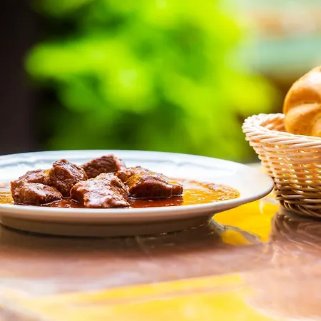 מלון Brauhaus Zu 4*