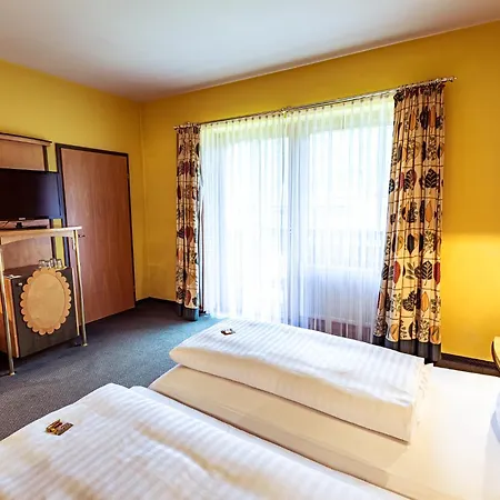 מלון Brauhaus Zu 4*